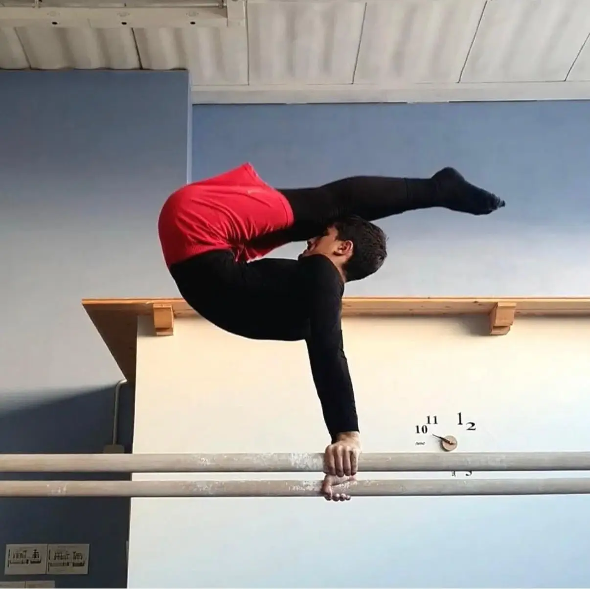 atleta che esegue un elemento ginnico