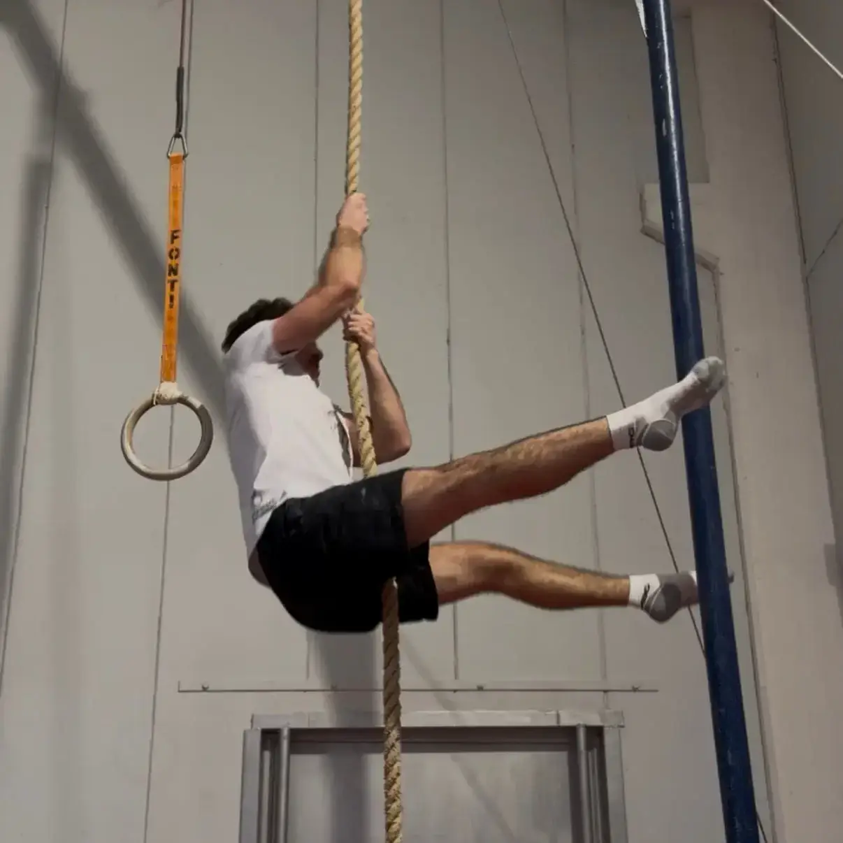 Atleta esegue esercizi di potenziamento specifico di calisthenics, allenamento a corpo libero