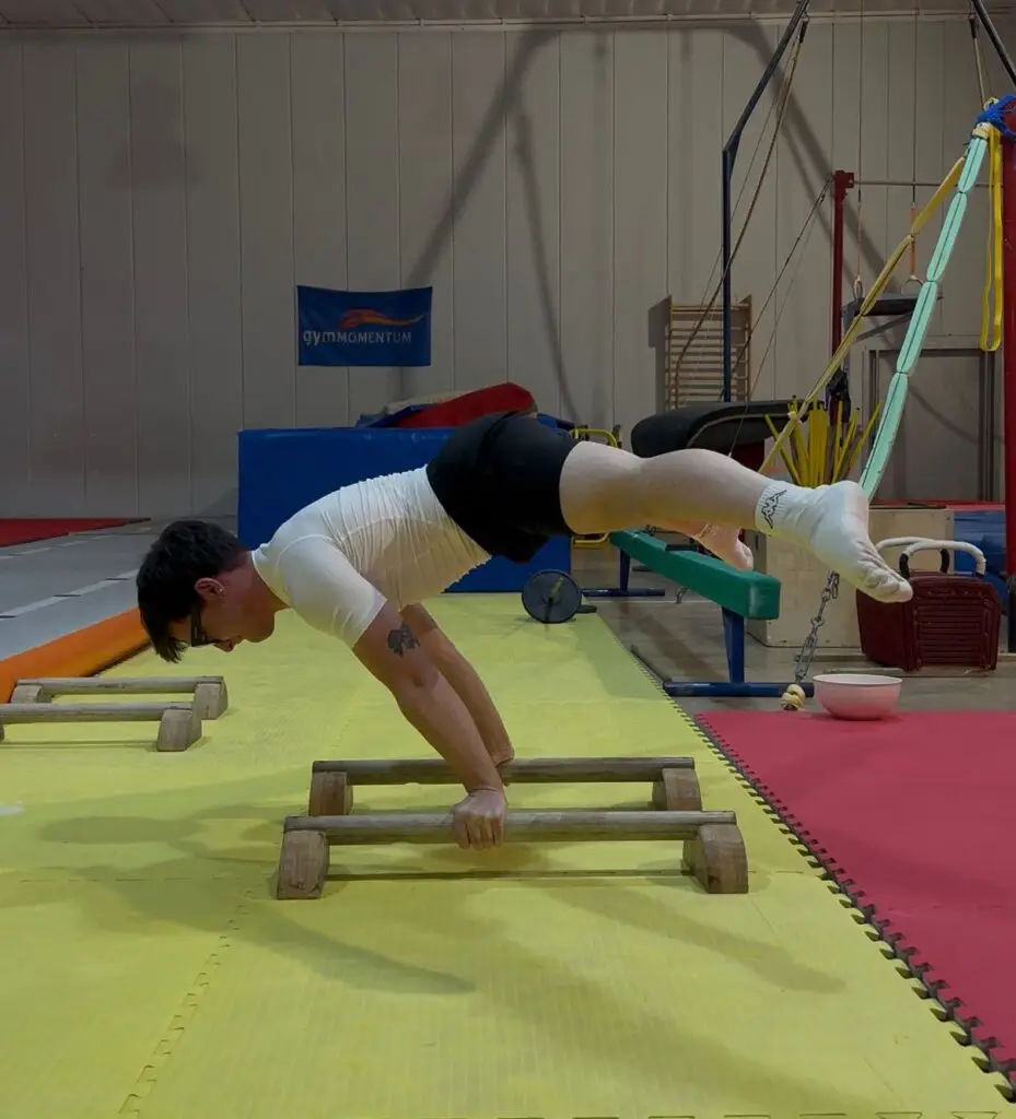 Atleta esegue Straddle Planche