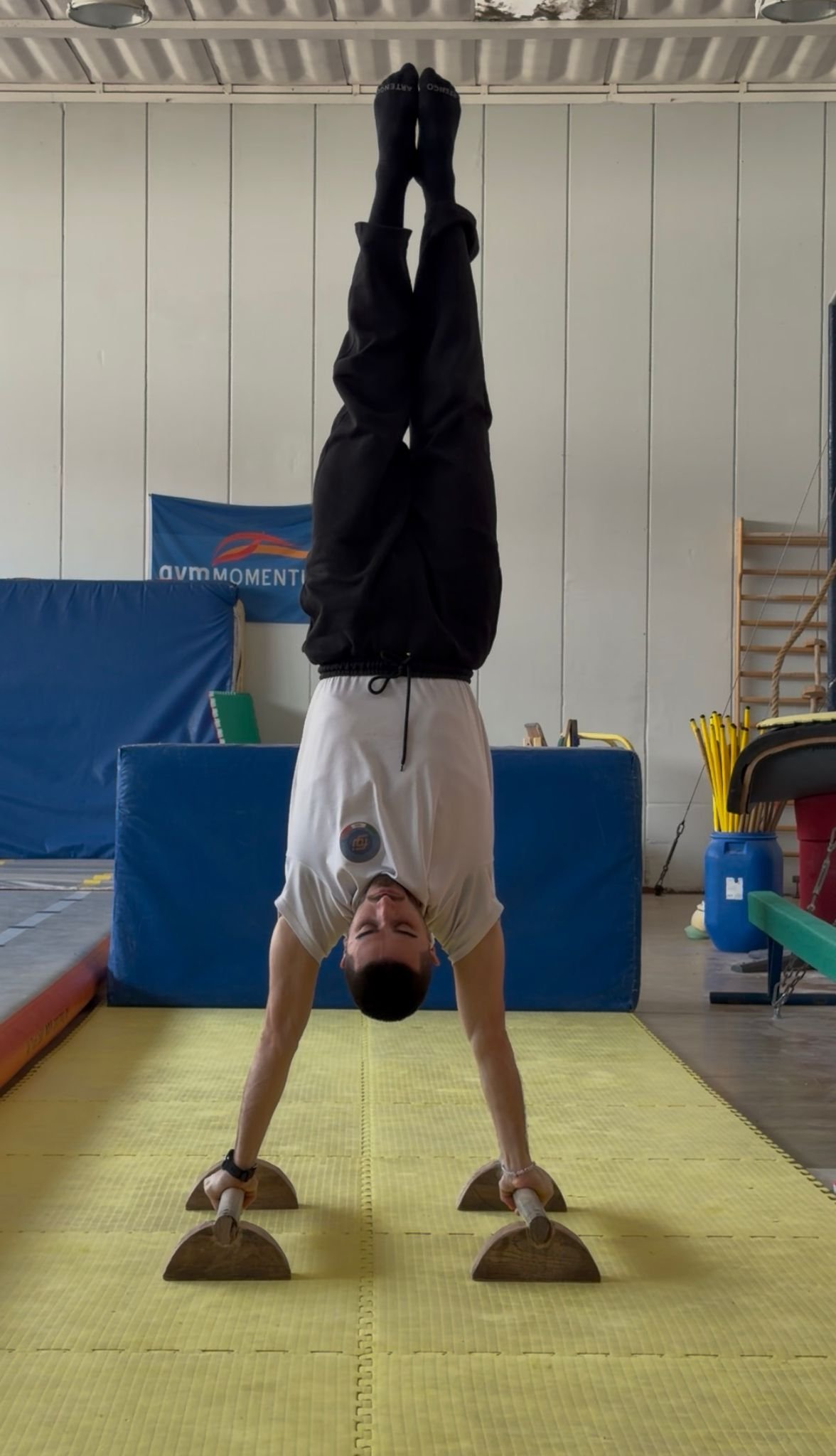 Atleta esegue Verticale, Handstand