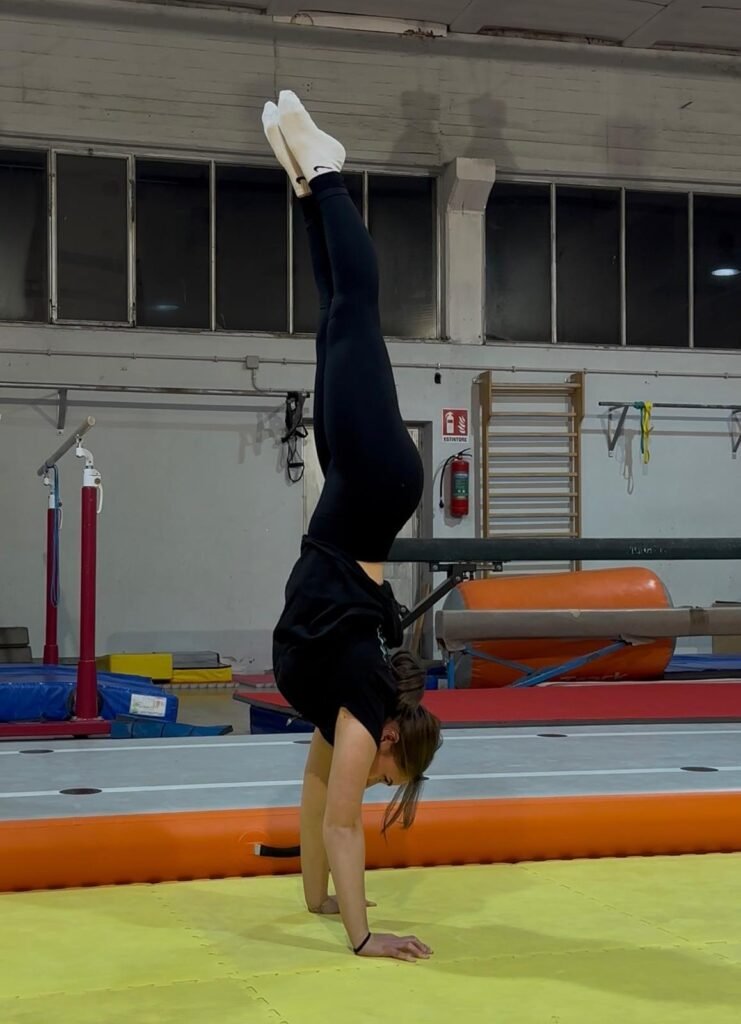 Atleta che esegue Verticale, Handstand