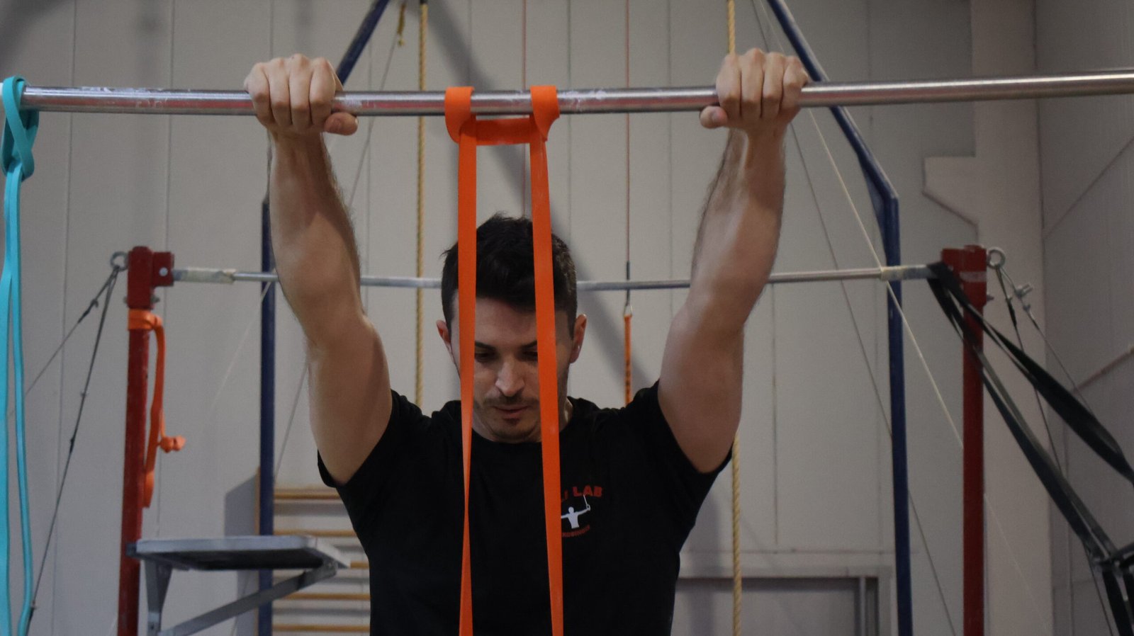 Esecuzione di un muscle-up pulito alla sbarra nella palestra Cali Lab a Frosinone